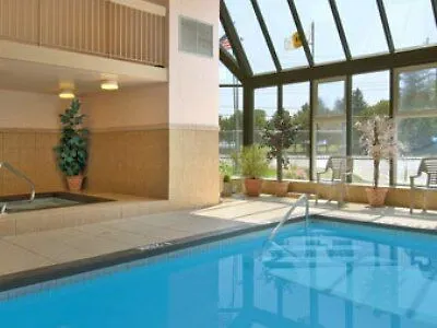 Super 8 By Wyndham Toronto East On Hotel