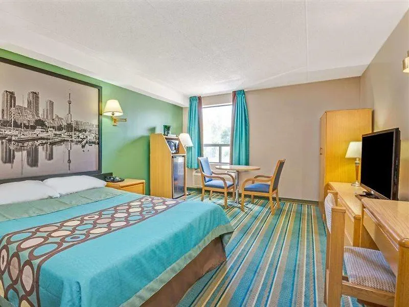 Hotel Super 8 By Wyndham Toronto East On