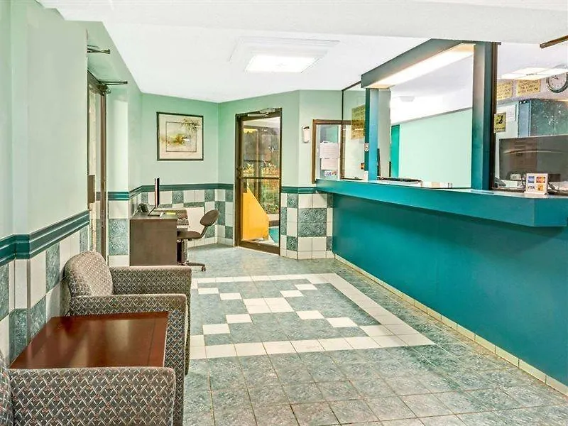 Hotel Super 8 By Wyndham Toronto East On
