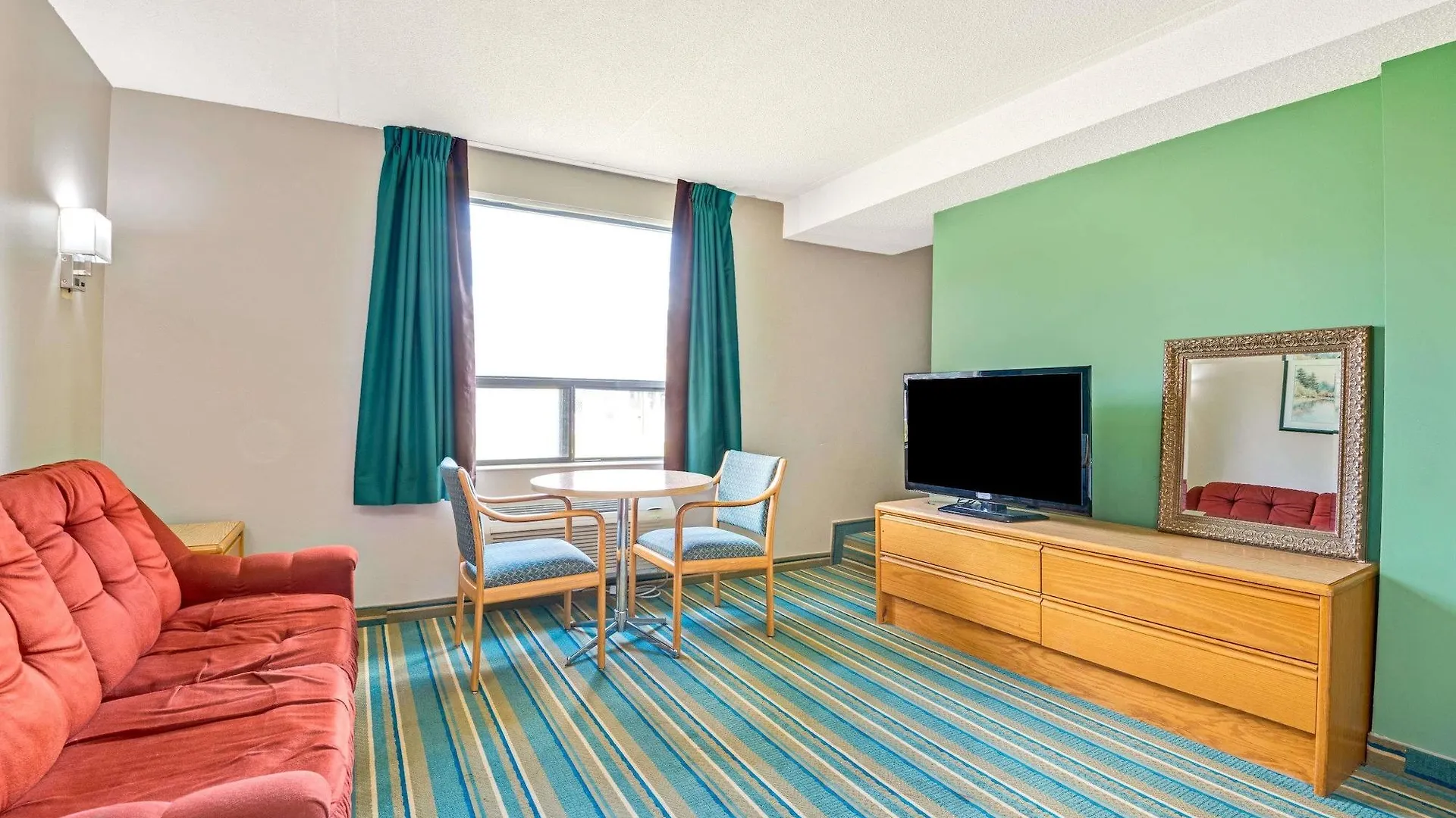 Hotel Super 8 By Wyndham Toronto East On