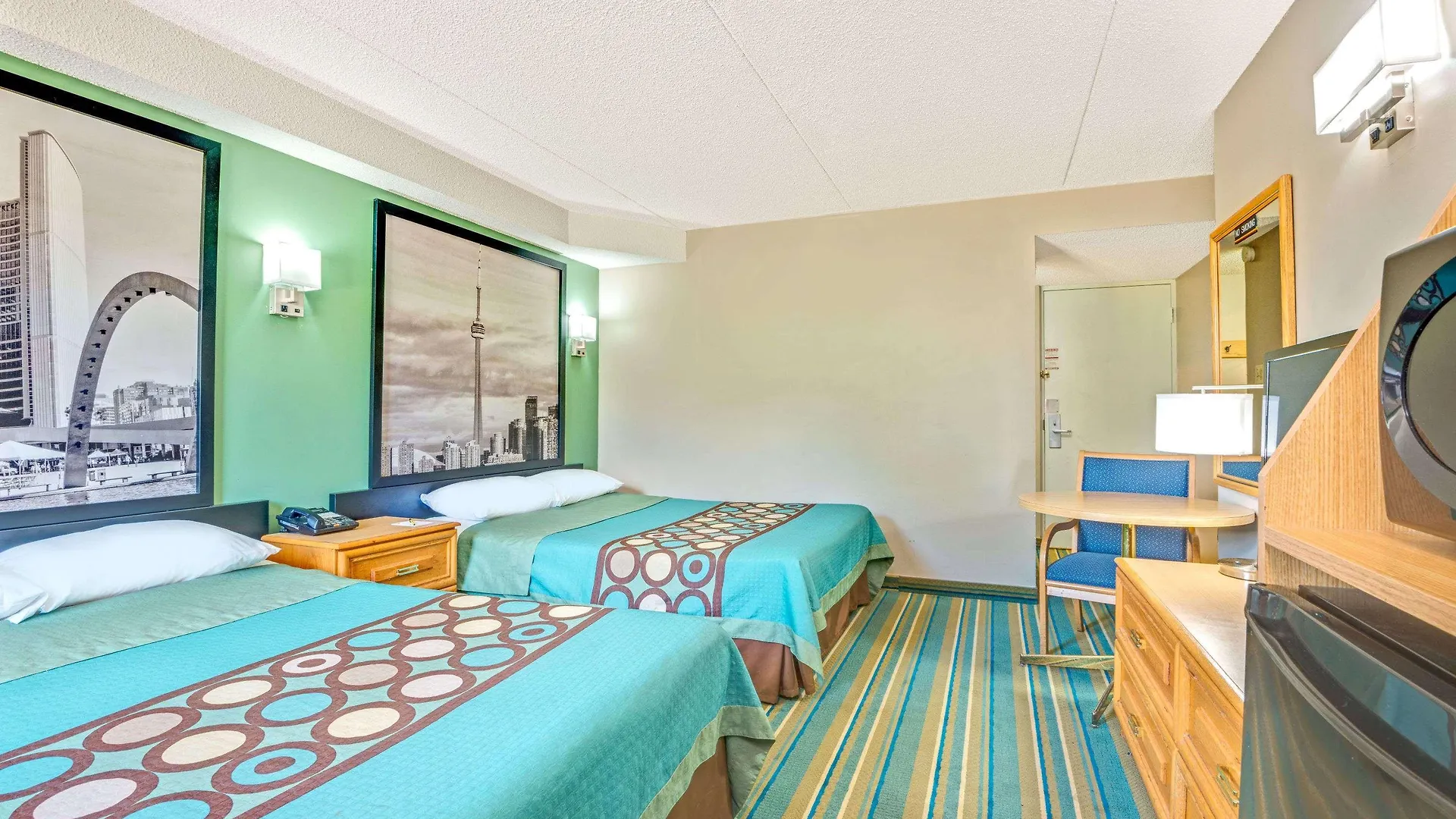 Hotel Super 8 By Wyndham Toronto East On