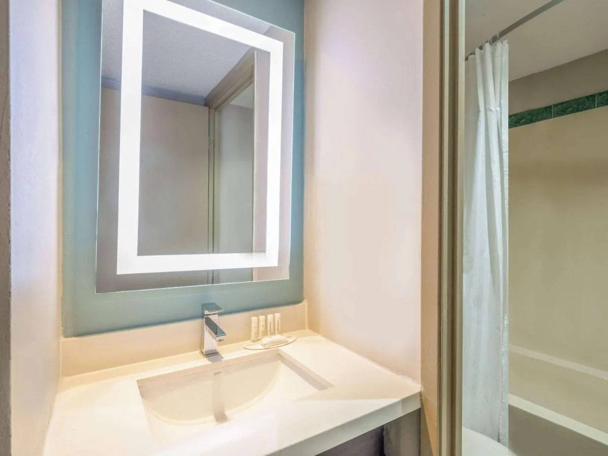 Hotel Super 8 By Wyndham Toronto East On 2*,  Canada