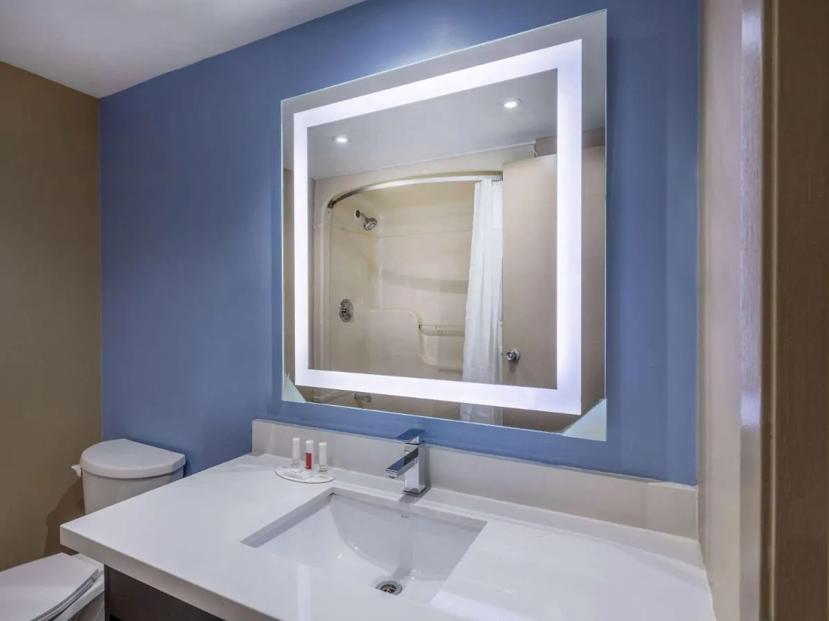 Hotel Super 8 By Wyndham Toronto East On