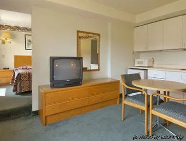 Hotel Super 8 By Wyndham Toronto East On