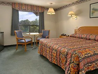 Hotel Super 8 By Wyndham Toronto East On 2*,  Canada