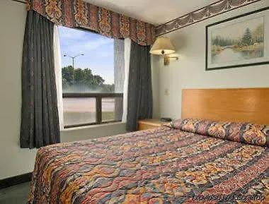 Hotel Super 8 By Wyndham Toronto East On