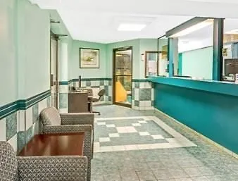 Hotel Super 8 By Wyndham Toronto East On