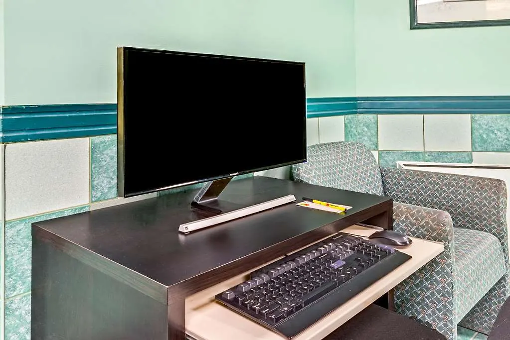 Hotel Super 8 By Wyndham Toronto East On