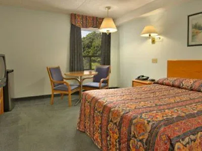 Hotel Super 8 By Wyndham Toronto East On